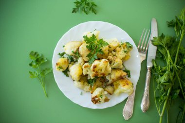 Yeşil arka planda aromatik baharatlı sebze tabağı..