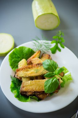 Kıtır kıtır kabuklu kabak ve gri arka planda taze salata..