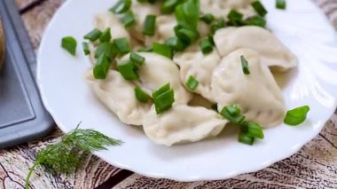 Köy masasında patates ve soğan ile iştah açıcı hamur tatlısı..