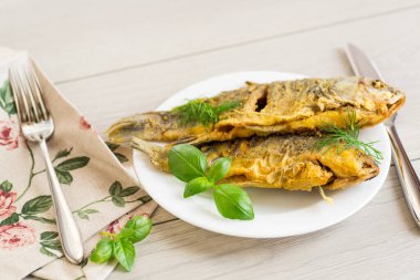 Lezzetli, sulu, iştah açıcı kabuklu sazan balığı, akşam yemeğinde servis ediliyor..