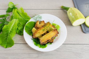 Beyaz tabakta ev yapımı kızarmış kabak..