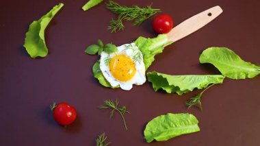 Kahverengi arka planda ahşap spatulada yeşil yumurta..