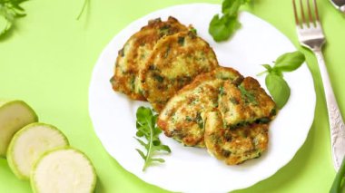 Yeşil arkaplanda yeşil soğanlı kabak gözlemeleri..