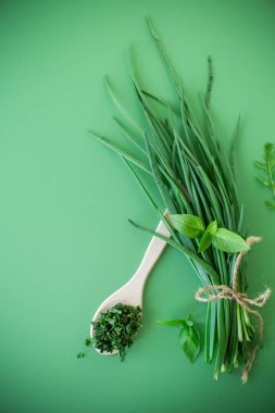 Ev yemeklerinde kışa kurutulmuş soğan hazırlıyorum..