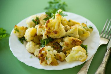 Yeşil arka planda lahana ve otlarla dolu kırsal sebze yemeği..