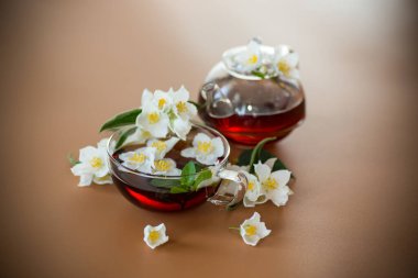 Kahverengi arka planda yasemin yapraklı doğal yeşil çay..