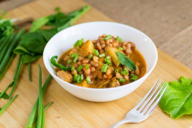 Köy mutfağında geleneksel güveçte fasulye ve et..