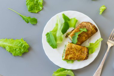 Beyaz tabakta yeşil sebzeli sağlıklı Çin böreği..