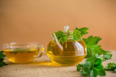 Şeffaf bir çaydanlıkta naneli ve üzümlü bitki çayı..