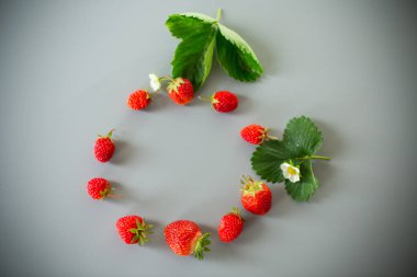 Gri bir yüzeyde olgun çilekler..