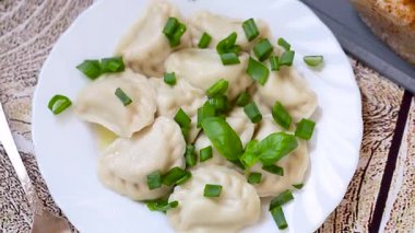 Köy masasında patates ve soğan ile iştah açıcı hamur tatlısı..