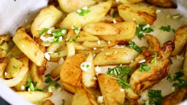 Ev yemeği. Fırından aromalı patates..