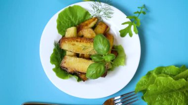 Kıtır kıtır kabaklı kabak ve mavi arka planda taze salata..