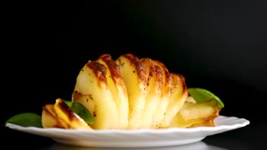 Küf içinde sıcak patates ve domuz yağı..