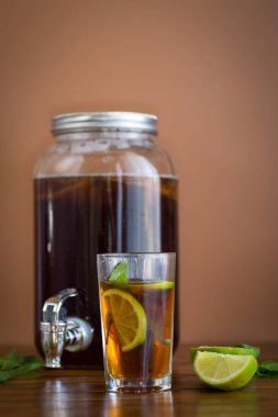 Kombu çayı ve nane şekeri kırsal bir masada..