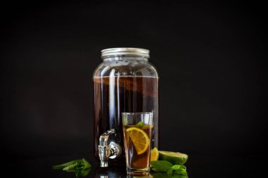 Siyah arka planda kombucha ile ev yapımı kombucha başlatıcı.