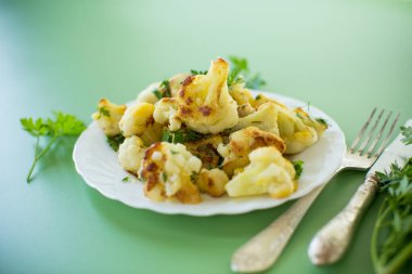 Yeşil arka planda lahana ve otlarla dolu kırsal sebze yemeği..