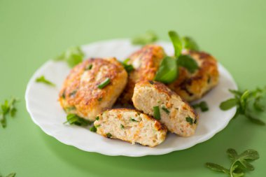 Yeşil arka planda kıtır kıtır tavuk pirzolası..