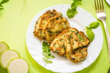 Yeşil soğanlı kabaktan yapılmış sebzeli krep manzarası..