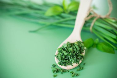 Kurutulmuş bitkiler ve taze taze soğan manzarası..