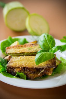 Kabak, çıtır çıtır ve kahverengi arka planda taze salata..