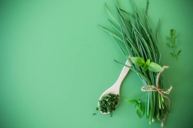 Yeşil yüzeyde taze ve kurutulmuş soğan dilimleri.