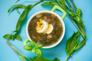 Mavi arkaplanlı geleneksel Ukrayna doru borş çorbası..