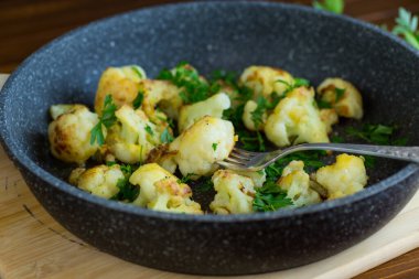 Maydanozlu gevrek karnabahar manzarası.