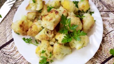 Lahana ve bitkilerle dolu kırsal sebze yemeği..