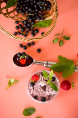 Arka planda böğürtlenli tatlı dondurma..