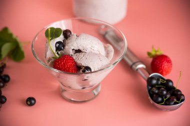 Pembe arka planda çilekli kuşüzümü dondurması..