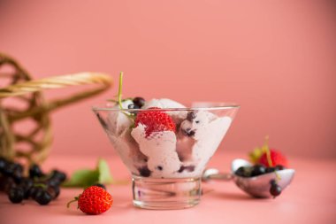 Çilekli ve kuşüzümlü soğuk yaz tatlısı..