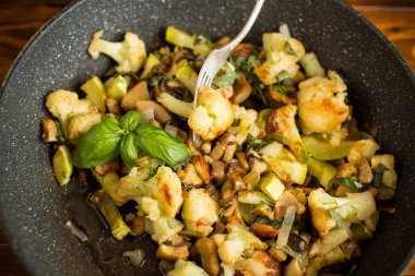 Karnabahar ve şampiyonların sıcak tabağı.