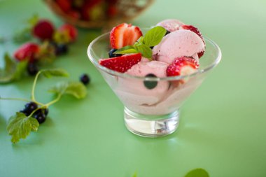 Ev yapımı meyve ve naneli çilekli dondurma..