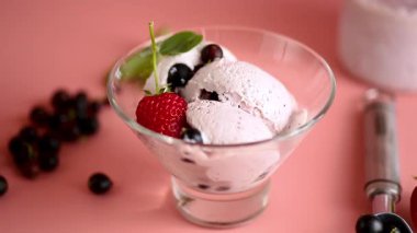 Arka planda böğürtlenli tatlı dondurma.