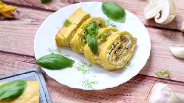 Fırında mantar ve peynirli kabak sarması..