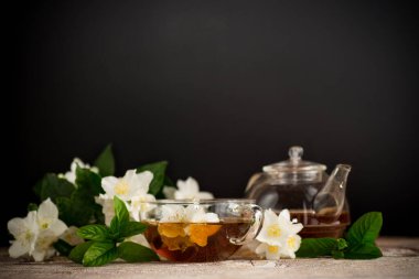 Siyah arka planda yasemin çayı..