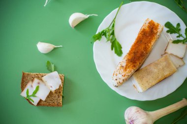 Çavdar ekmeğine domuz yağlı sandviç ve üstüne yeşil soğan..