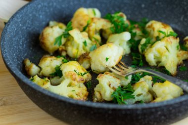 Lahana ve bitkilerle dolu kırsal sebze yemeği..