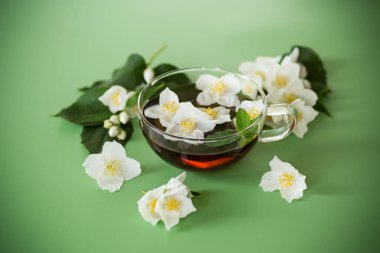 Masada yasemin yaprakları olan doğal yeşil çay..