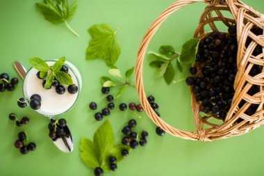 Meyveli ve kaşıklı sağlıklı mayalanmış süt ürünü..