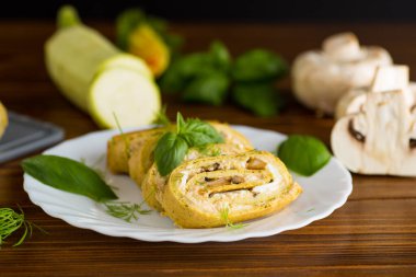 Fırında mantar ve peynirli kabak sarması..