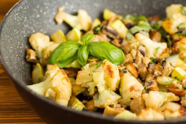 Kızartma tavasında mantar ve sebze karışımı..