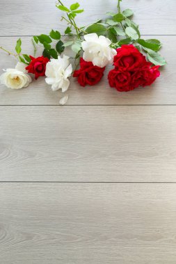 Kırmızı ve beyaz güller tahtada yatıyor..