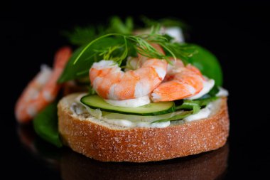 Sabah sandviçleri ve haşlanmış karides..