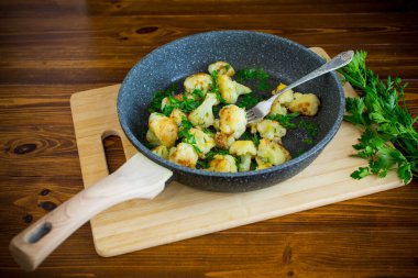 Maydanozlu gevrek karnabahar manzarası.