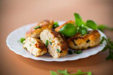 Kahverengi arka planda kızarmış tavuk pirzolası..