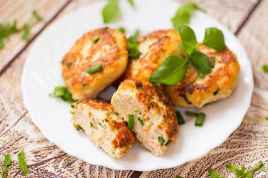 Tahta bir masada nefis tavuk pirzolası..