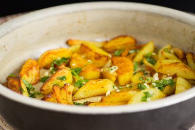 Ev yemeği. Fırından aromalı patates..