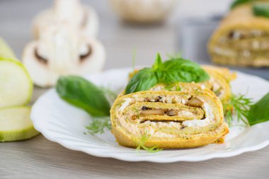 Hafif ahşap zemin üzerinde kabak rulosu.